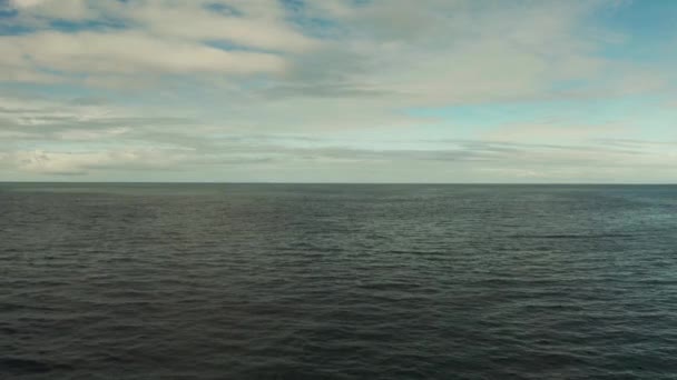 Морской пейзаж, голубое море, небо с облаками и островами — стоковое видео