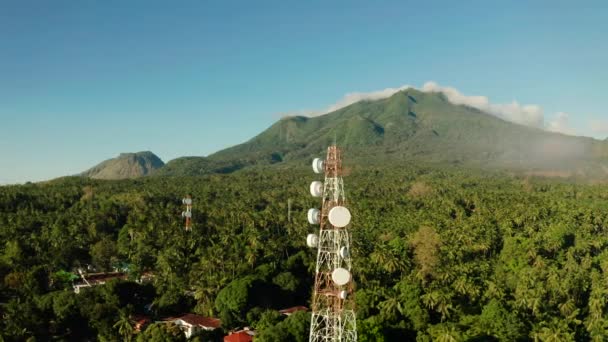Telekomunikační věž, komunikační anténa v Asii — Stock video