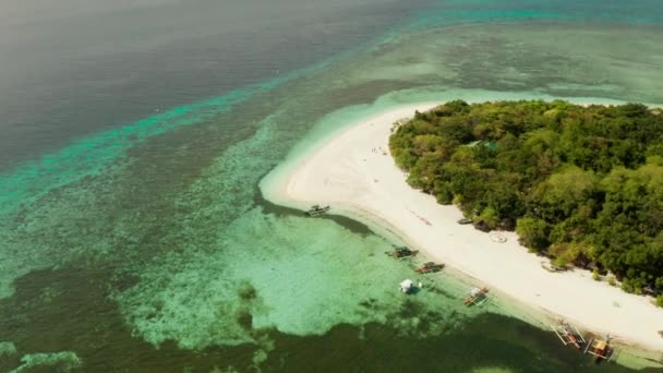 Isla tropical con playa de arena. Isla Mantigue, Filipinas — Vídeos de Stock
