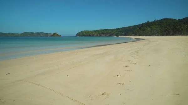 Praia tropical com areia branca. — Fotografia de Stock