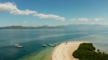 Kumlu bir tropik ada. Palawan, Filipinler