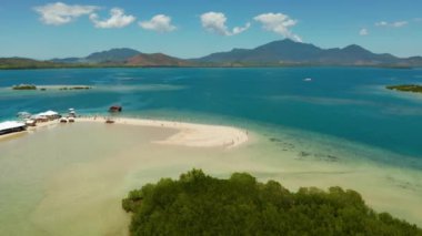 Kumlu bir tropik ada. Palawan, Filipinler