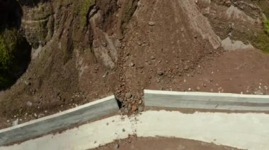 Toprak kaymasına karşı beton bariyer. Camiguin Filipinleri.