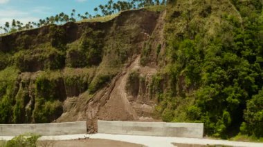Toprak kaymasına karşı beton bariyer. Camiguin Filipinleri.