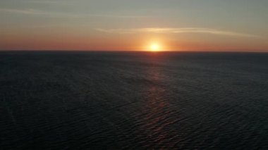 Denizin üzerinde gün batımı.