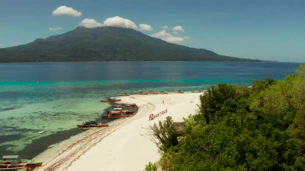 Île tropicale avec plage de sable fin. Île de Mantigue, Philippines — Video