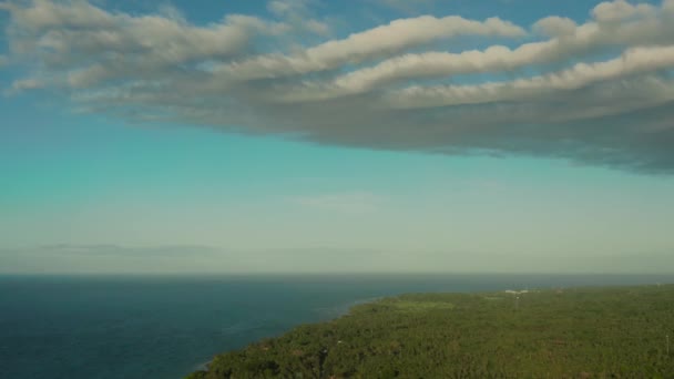 Paisaje tropical con mar y nubes. Isla de Camiguin Filipinas. — Vídeos de Stock