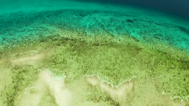 Tropiskt landskap med blått hav och korallrev — Stockvideo