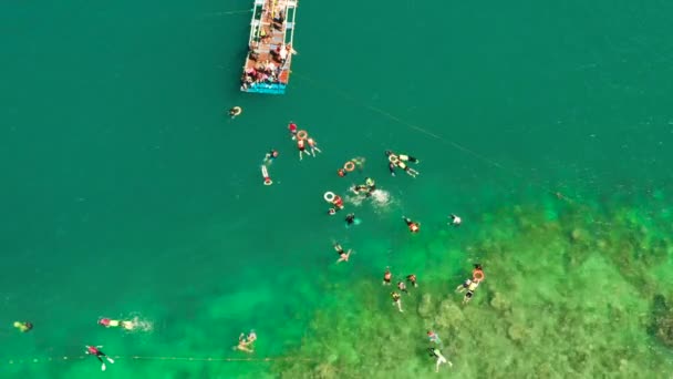 Turisták búvárkodás a lagúnában, Fülöp-szigetek, El Nido. — Stock videók