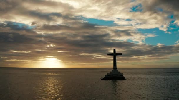 Potopený hřbitovní kříž na ostrově Camiguin, Filipíny. — Stock video