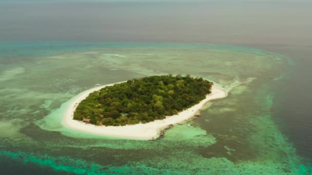 Τροπικό νησί με αμμώδη παραλία. Νήσος Μάντιγκ, Φιλιππίνες — Αρχείο Βίντεο
