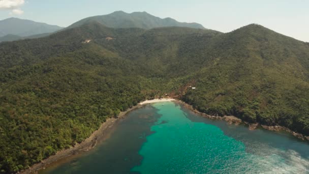 Isla tropical con laguna azul — Vídeos de Stock