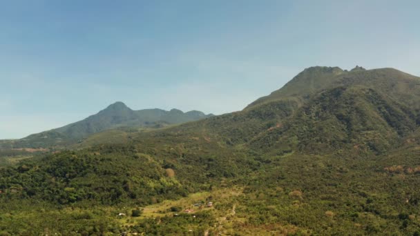 Dağlarla kaplı yağmur ormanları, Filipinler, Camiguin. — Stok video