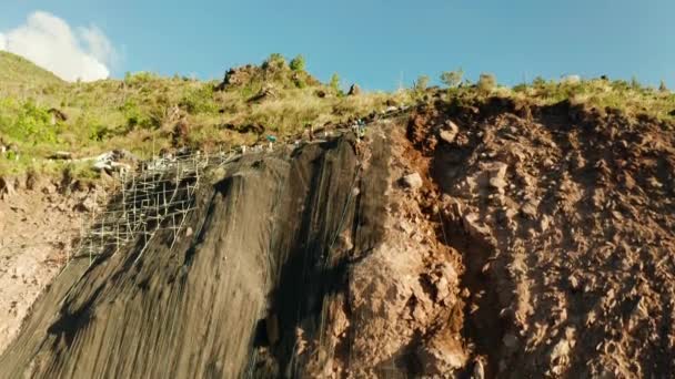 Защитная сетка от падения, защитная сетка в горах — стоковое видео
