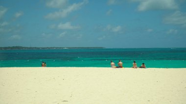 Tropik kumlu sahil ve mavi deniz, Filipinler.