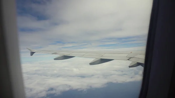 Blick aus einem Flugzeugfenster auf den Ozean. — Stockfoto