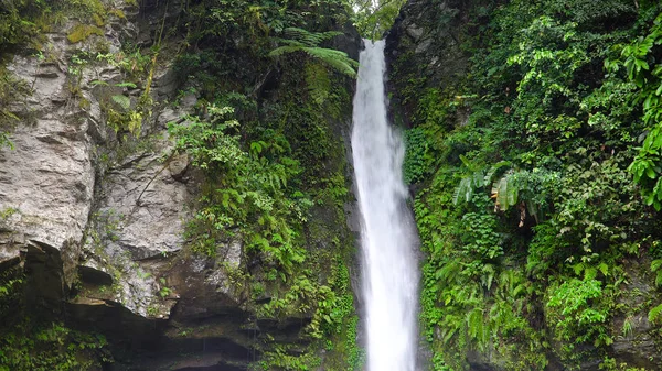 Schöner tropischer Wasserfall Camiguin, Philippinen. — Stockfoto