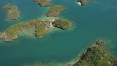 Denizde bir sürü ada. Filipinler.