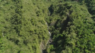 Dağlarda şelale.
