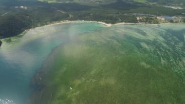 Plaj ve deniz manzaralı bir deniz manzarası. Filipinler, Luzon.
