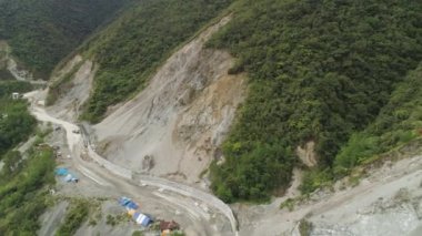 İnşaat bir dağ yolda. Filipinler, Luzon.