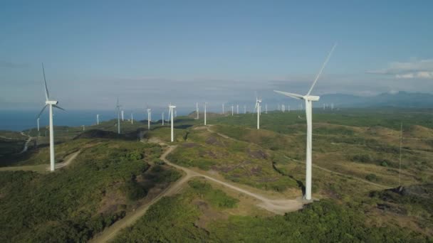 Granja solar con molinos de viento. Filipinas, Luzón — Vídeos de Stock