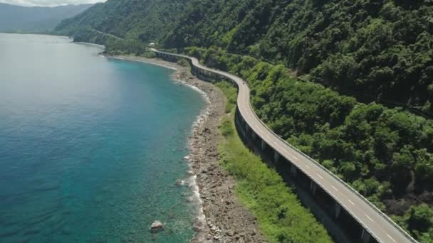 Autostrada sul viadotto in riva al mare. Filippine, Luzon — Video Stock