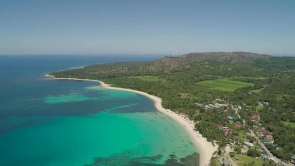 Paisaje marino con playa y mar, molinos de viento. Filipinas, Luzón. — Vídeos de Stock