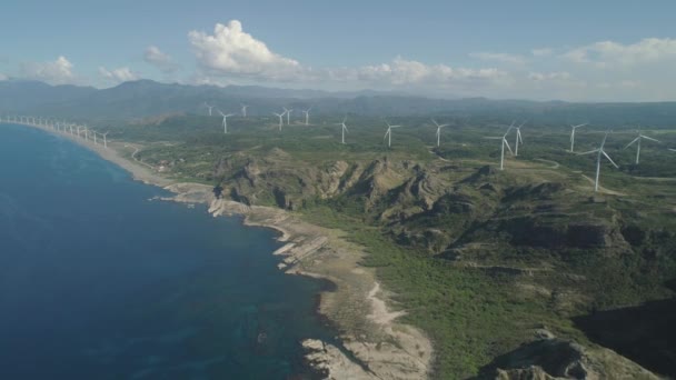 Solarpark mit Windrädern. Philippinen, Luzon — Stockvideo