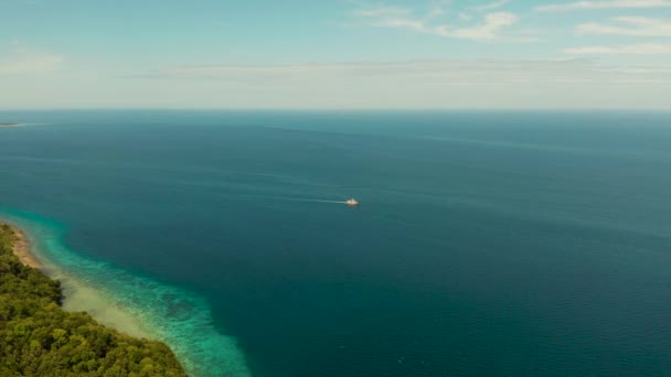 Fartyg i det blå havet mot himlen Filippinerna, Mindanao — Stockvideo