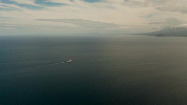 Navio no mar azul contra o céu Filipinas, Mindanao — Vídeo de Stock