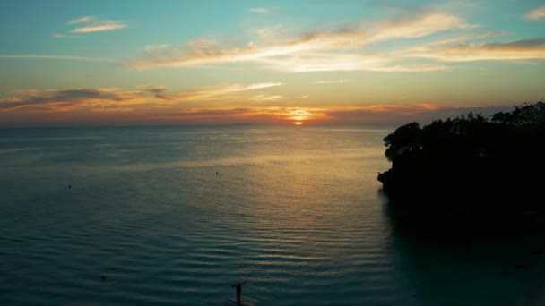 Ciel nuageux sur la mer au coucher du soleil. — Video