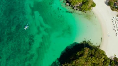 Tropik sahil ve mavi göl.