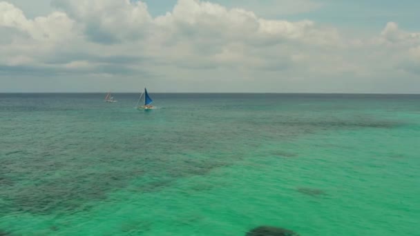 Voilier en mer bleue. Boracay île de Philippines. — Video