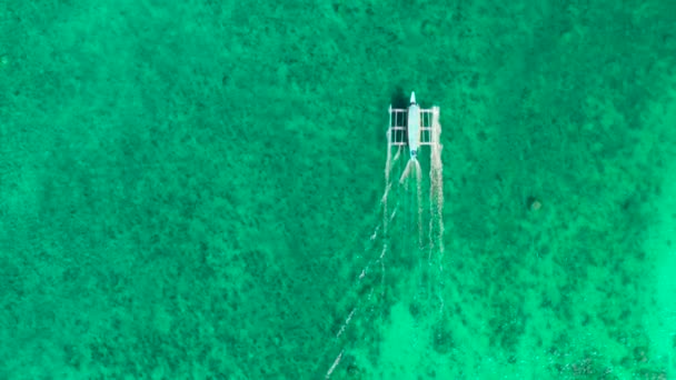 Wide tropical beach with white sand, view from above. — Stock Video