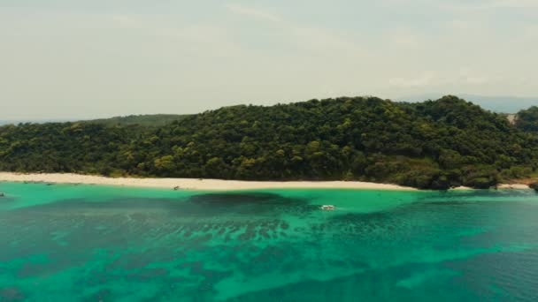 Playa tropical y laguna azul. — Vídeos de Stock