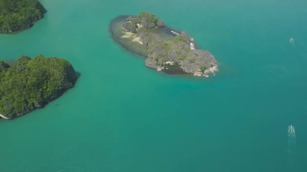 Морський пейзаж з Caramoan островів, Camarines сюр, Філіппіни. — стокове відео