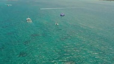 Deniz üzerinde paraşütle uçan turistler. Boracay, Filipinler