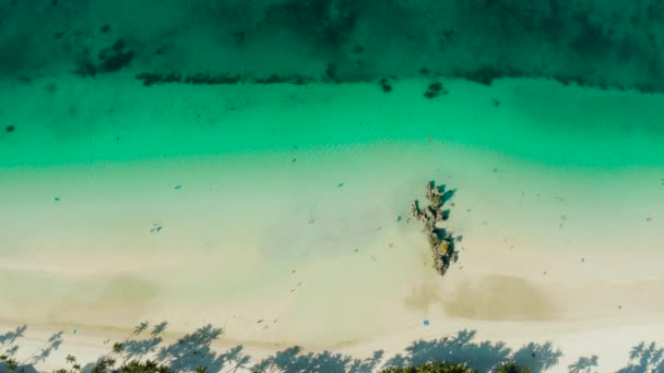 Praia tropical e mar azul claro — Vídeo de Stock