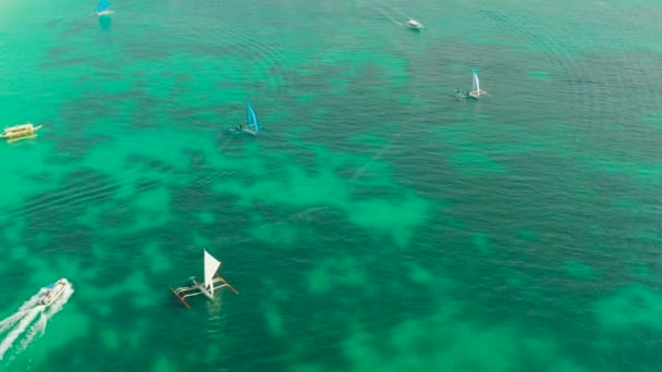 Zeilboot in blauwe zee. Boracay eiland Filippijnen. — Stockvideo