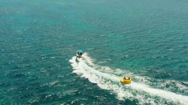 Plaj merkezindeki deniz eğlencesi. Boracay Adası Filipinleri..