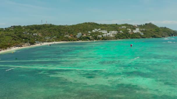 Kitesurfers στην παραλία Bulabog, νησί Boracay, Φιλιππίνες — Αρχείο Βίντεο