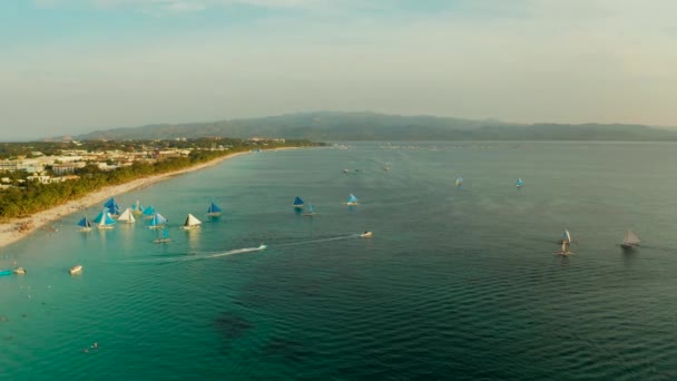 Praia tropical e veleiros, Boracay, Filipinas — Vídeo de Stock