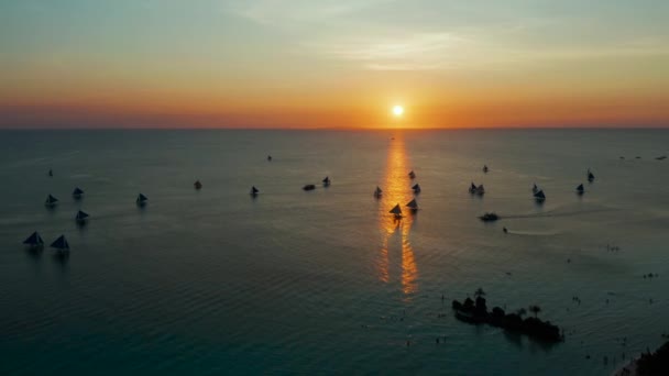 Denizin üzerinde gün batımı. Boracay, Filipinler — Stok video