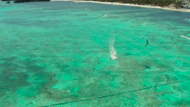 Kitesurfers sur la plage de Bulabog, île de Boracay, Philippines — Video