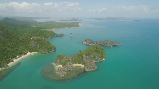 Paisaje marino de las Islas Caramoanas, Camarines Sur, Filipinas. — Vídeo de stock