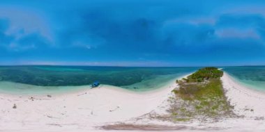 Kumlu bir plaj ve mavi deniz ile seyahat konsepti. 360vr. Balabac, Palawan, Filipinler.