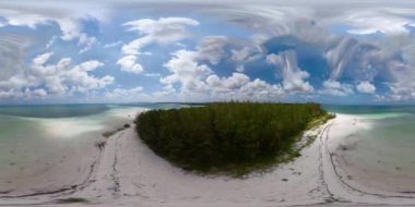 Kumlu plaj 360vr ile tropikal ada. Balabac, Palawan, Filipinler.