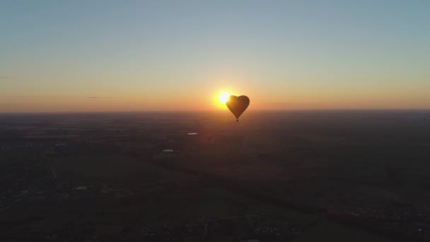 Ballon à air chaud forme coeur dans le ciel — Video