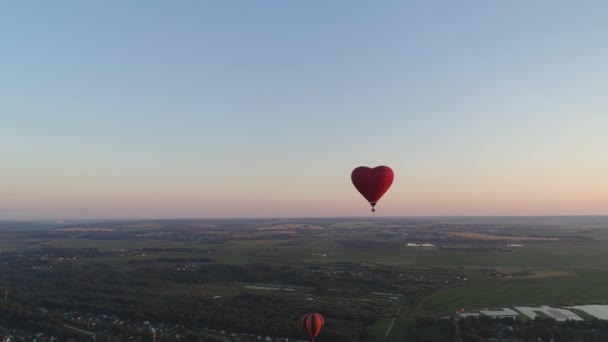Ballon à air chaud forme coeur dans le ciel — Video